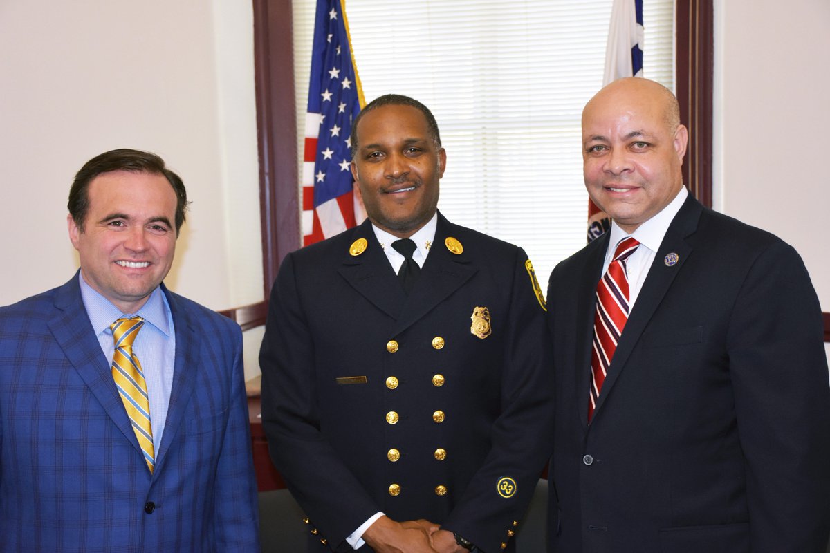 CityOfCincy's tweet photo. Congratulations to Assistant Fire Chief Roy Winston who was just sworn-in as Interim Fire Chief of @CincyFireEMS https://t.co/cWuKS8B0wW https://t.co/aBEJPdkEGm