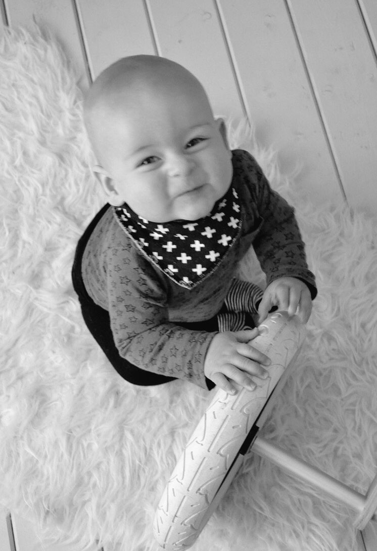 NikiGem's tweet photo. Snuitje Foss: met z'n mini tandje, z'n neus optrekkend lachje én z'n nieuwe 'low rider' 💙 https://t.co/cHroJM6cJT