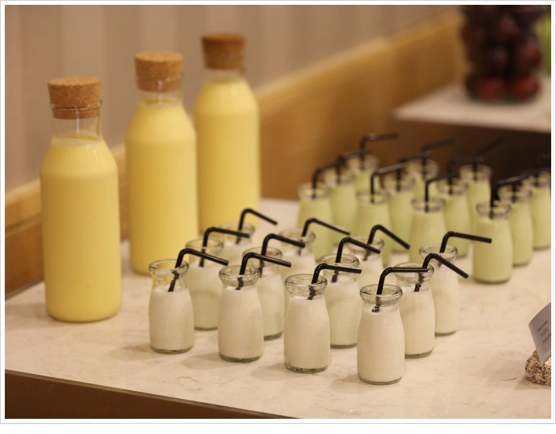 Healthy coffee break refreshments include items like low-calorie yogurts and fresh fruit. #EventIdea   meetingsimagined.com/tips-trends/we…