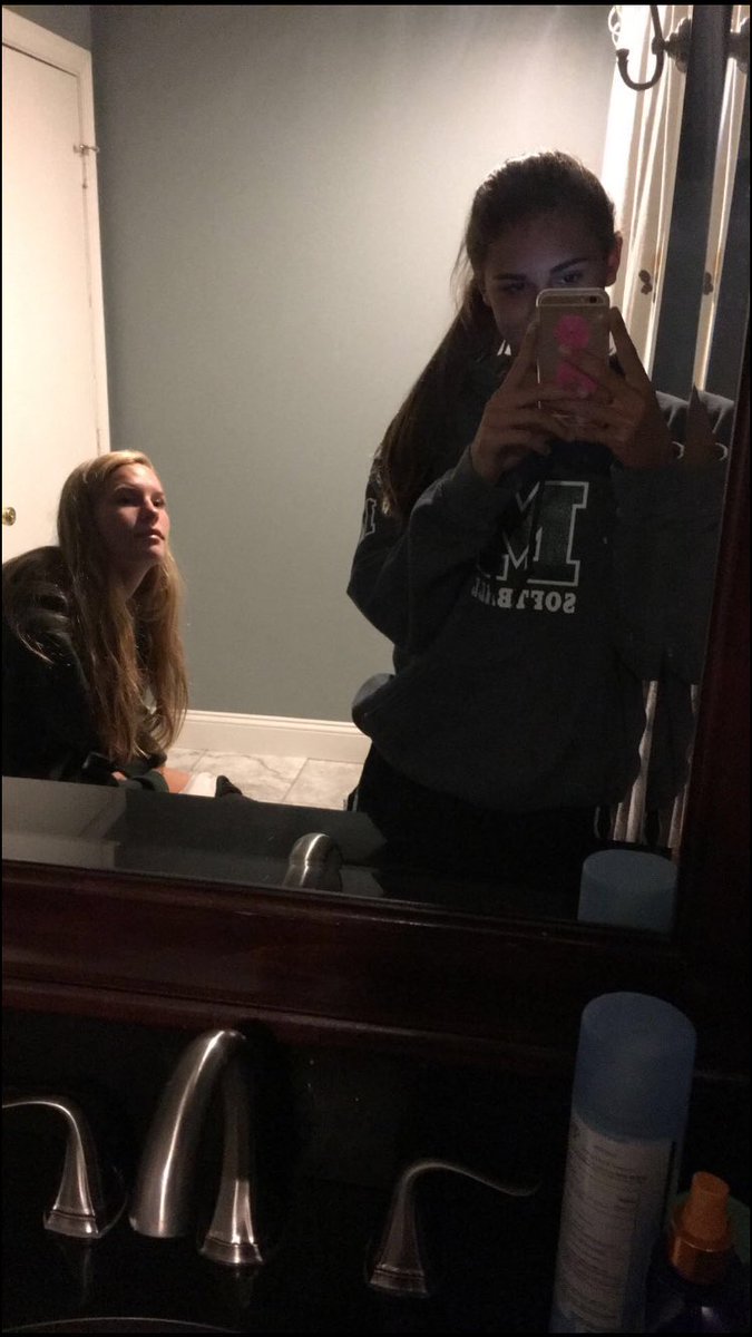 RhiannRyan's tweet photo. happy birthday babe💗 missin you n chaug soc so much:( love you💚🎉🎁 @Lizchristman55 https://t.co/Mq4mBhlXHB