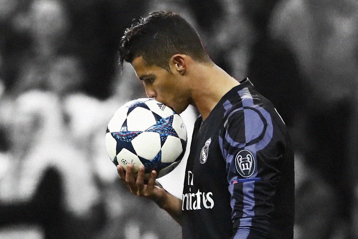 LuisCalles9's tweet photo. El Real Madrid en una foto. El máximo goleador de la historia de la Champions League, el amor por una competición y un parche con un 11. https://t.co/kP8h0yBNMs