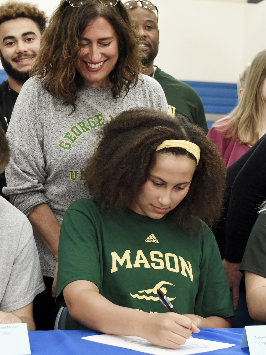 EricaPhotog's tweet photo. Photo Gallery: 14 #SSHS seniors sign their commitment letters during a Signing Day Ceremony @TogaAthletics https://t.co/HtzdXbHbRQ https://t.co/n4BvwKrWTd
