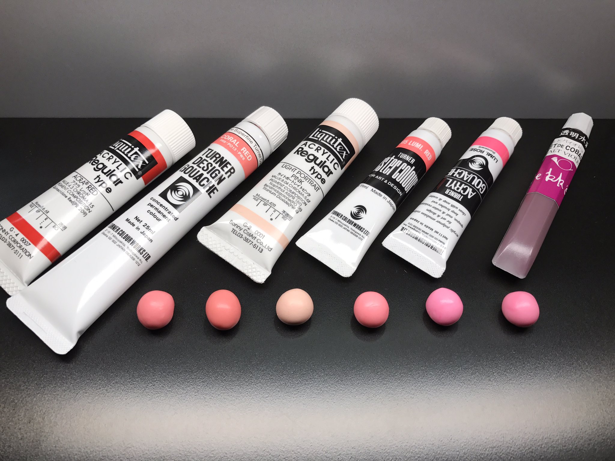 スマイル王国 公式 アクリル絵具のピンクカラーサンプル 左から アクラレッド アクリル絵具 の明度を上げるには一般的により淡い色を混ぜます コーラルレッドとライトポートレートピンク ほぼ原色で発色もいい ルミナス系は原色で使わないと蛍光の