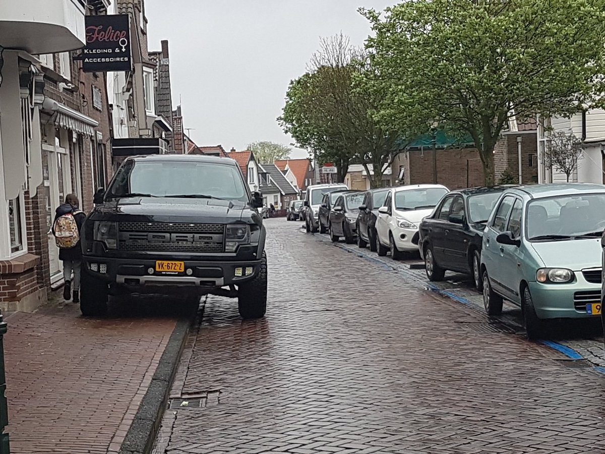 @wijkagtcobussen Als je hier parkeert, moet je dan wel of niet je parkeerschijf gebruiken?