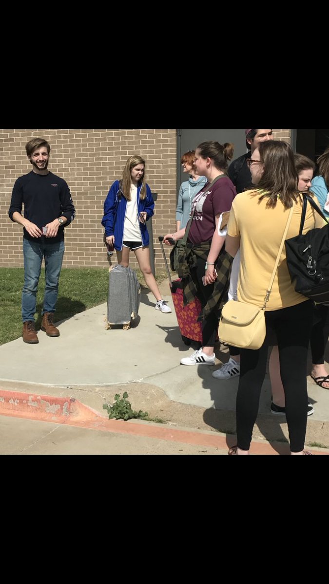 PennyArrington's tweet photo. OAP is going, going, gone!! Shine your light tomorrow and create magic once again! #⭐️thespians  @boswellhs @BoswellTheatre @NikaDavis11 https://t.co/U1SK95fvPk