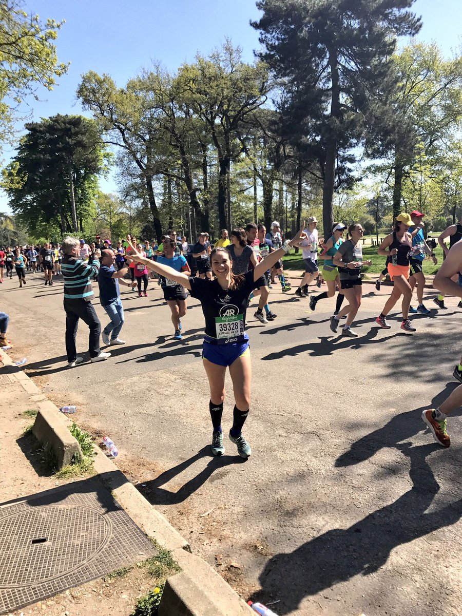 camilleserre's tweet photo. De l'énergie à revendre, même au 35ème ! 🤗
Championne, @estelle_nc, 1000 bravo !✌️
#marathondeparis #supporter #whyirunchampselysees https://t.co/MXZKejPjHP