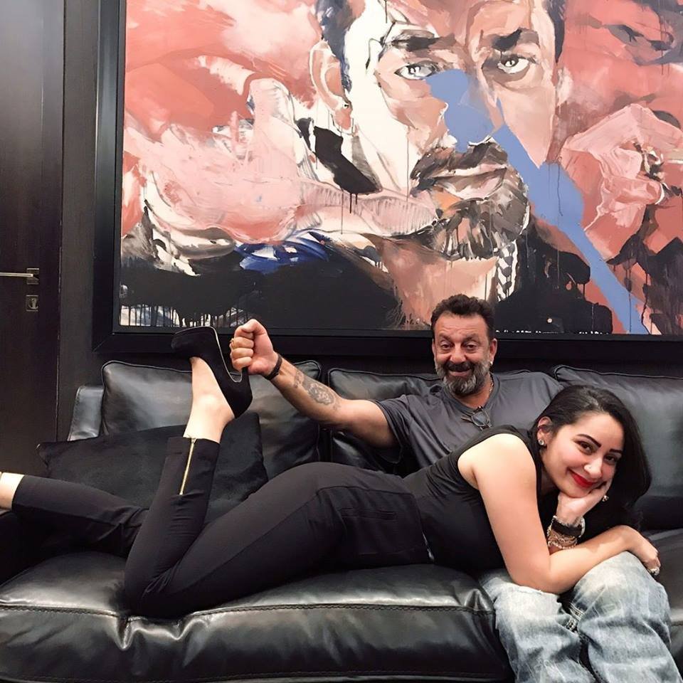 vdesilive's tweet photo. #LovelyRelation
#SanjayDutt with wife, #MaanayataDutt
#vDesitv https://t.co/q82KGU2dsC