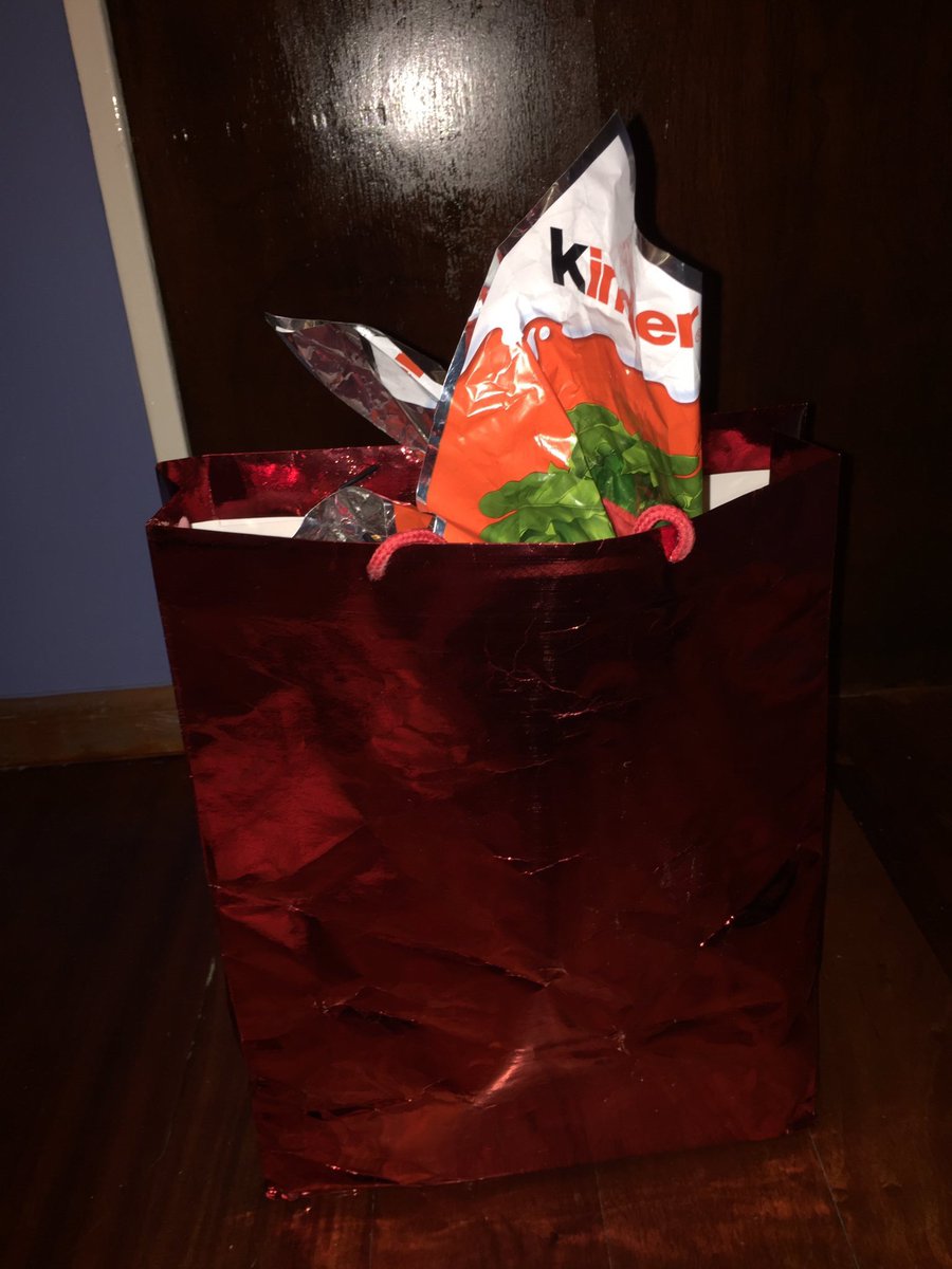 HiperCompulsivx's tweet photo. Soy la única que piensa en la plata que se tuvo que gastar la mina para ese regalo? https://t.co/4Nh69J8Lko