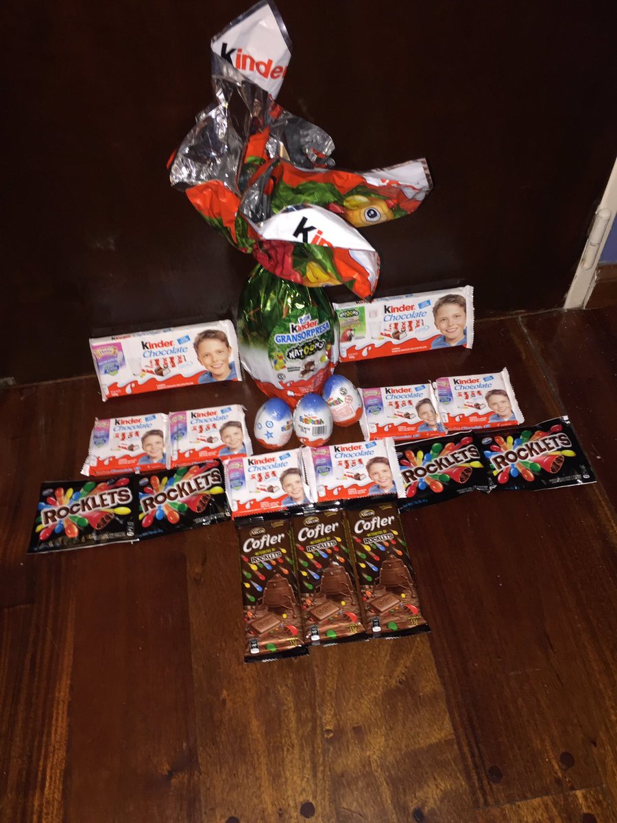 HiperCompulsivx's tweet photo. Soy la única que piensa en la plata que se tuvo que gastar la mina para ese regalo? https://t.co/4Nh69J8Lko