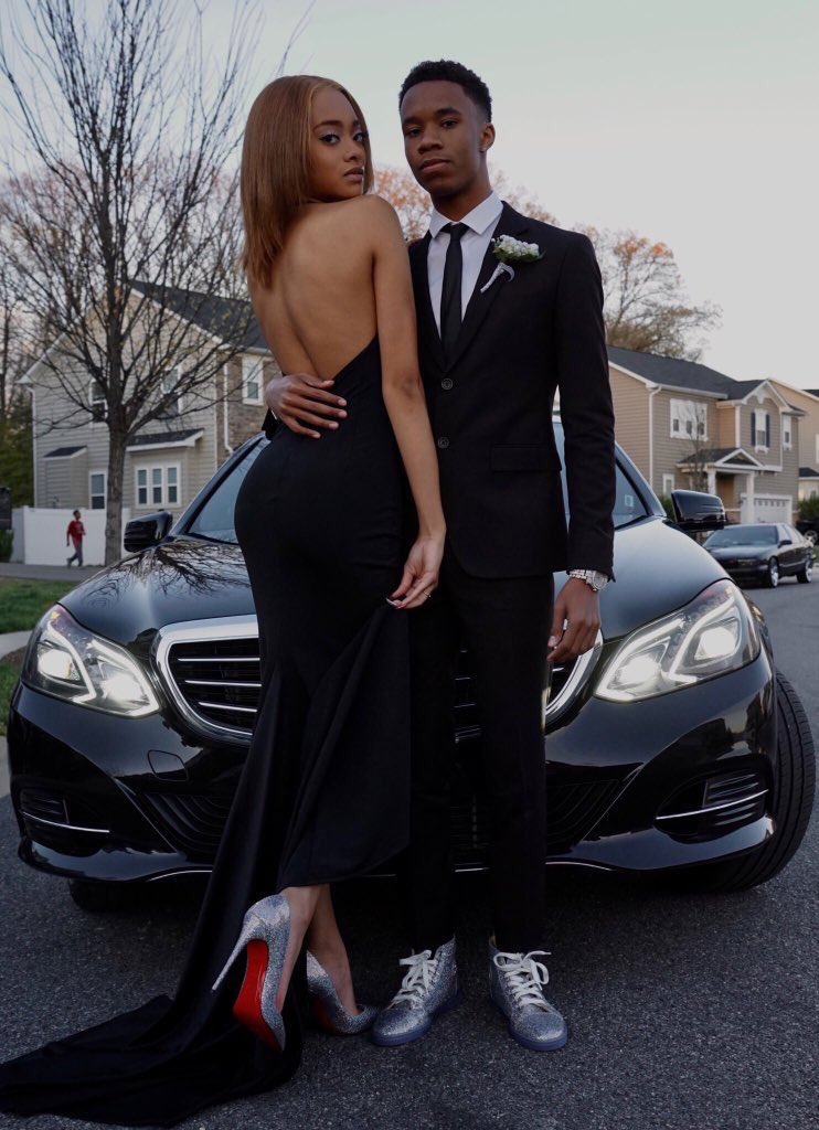 CutestPromPics's tweet photo. simplicity is key #prom2k17 https://t.co/46ohooLMa1