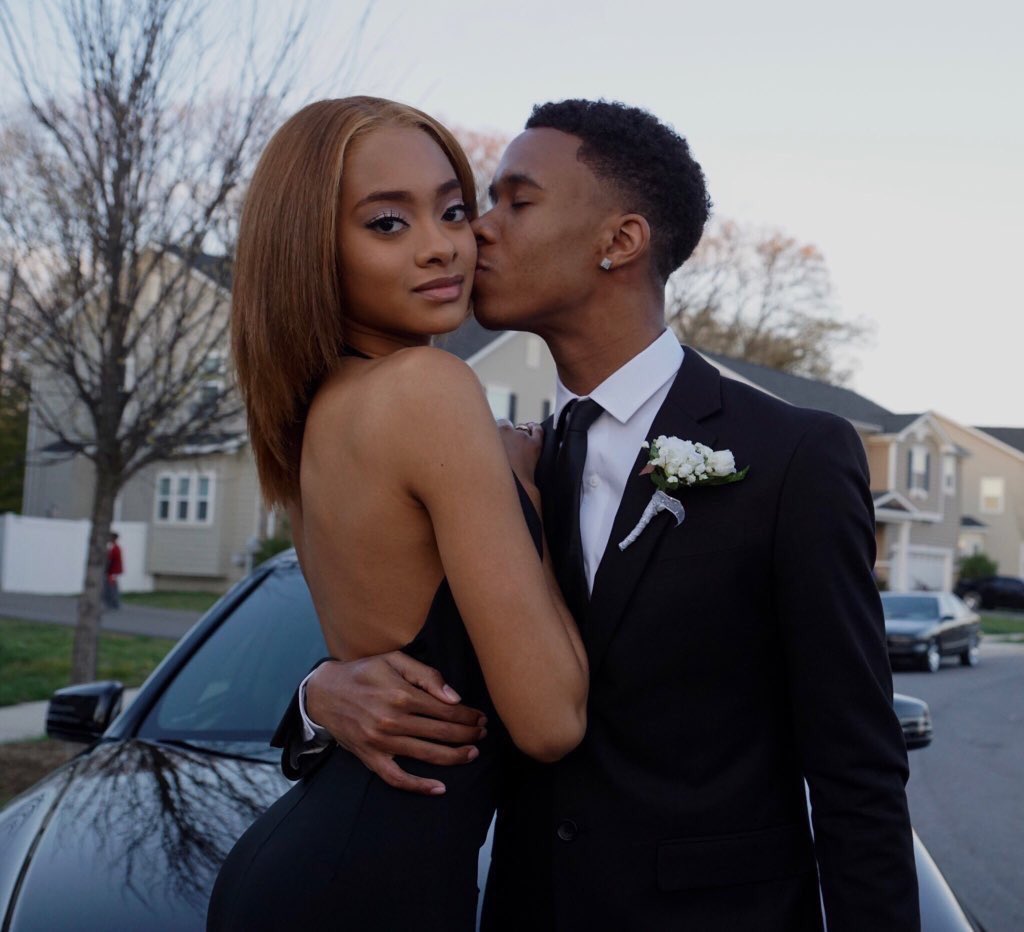 CutestPromPics's tweet photo. simplicity is key #prom2k17 https://t.co/46ohooLMa1