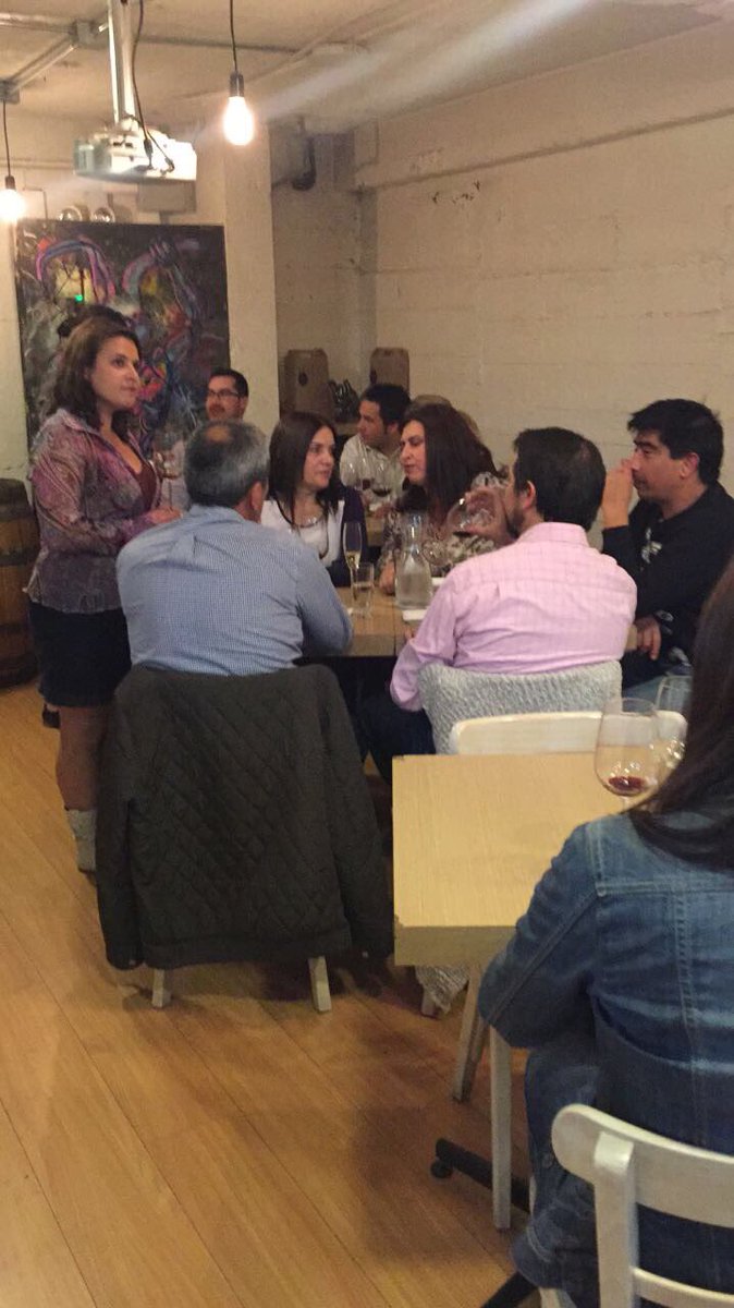 amadeuspizzacl's tweet photo. Disfrutando la cata de kalfu y cerveza ilegal Junto a nuestros amigos https://t.co/ClMdOH662H
