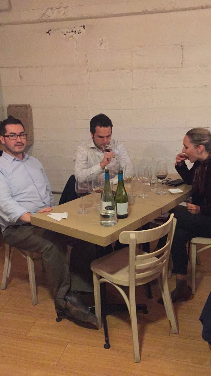 amadeuspizzacl's tweet photo. Disfrutando la cata de kalfu y cerveza ilegal Junto a nuestros amigos https://t.co/ClMdOH662H
