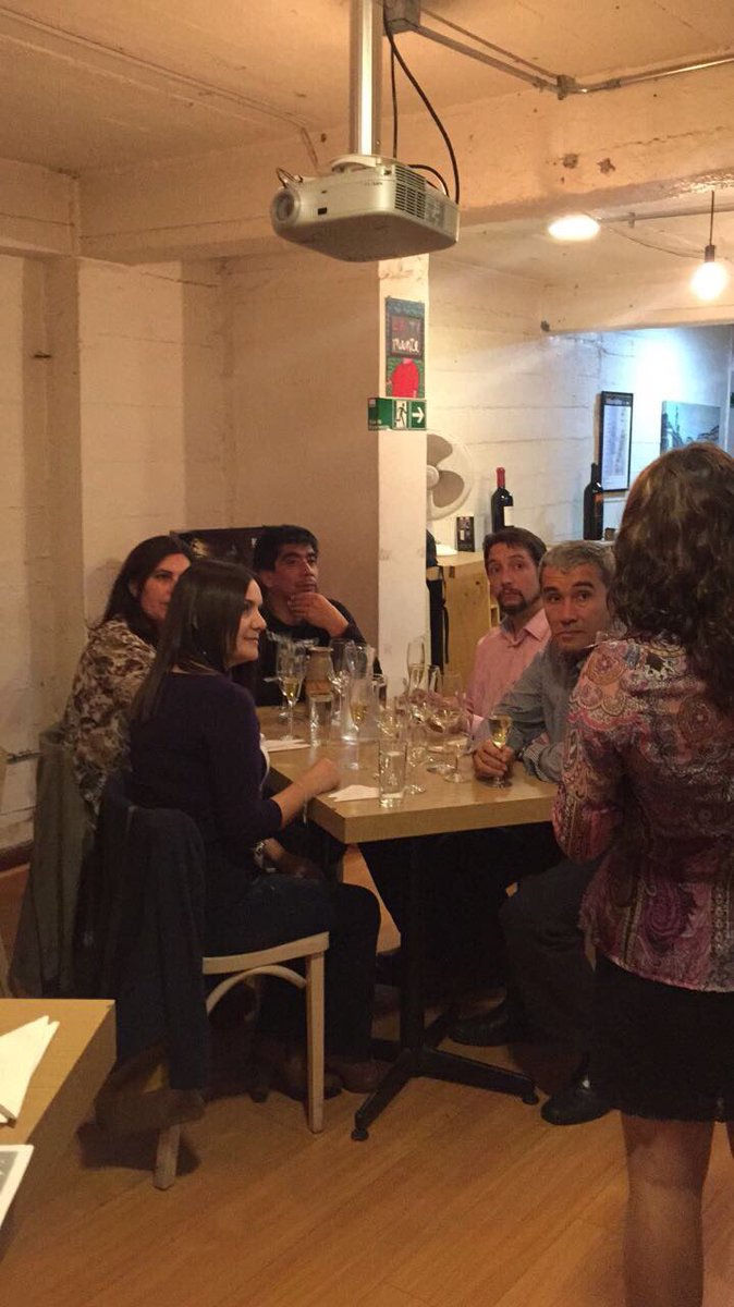 amadeuspizzacl's tweet photo. Disfrutando la cata de kalfu y cerveza ilegal Junto a nuestros amigos https://t.co/ClMdOH662H