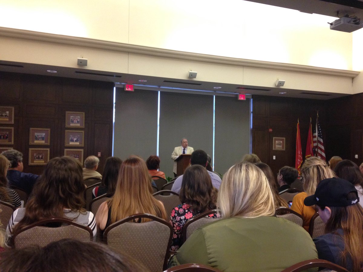 lauren_cheevers's tweet photo. Many students, faculty and community members showed up to hear the thoughts of columnist, author and TV critic Bianculli. #reed2017 https://t.co/LNvRiwH4I9