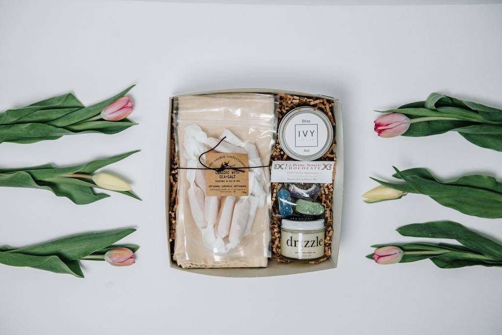 Looking for the perfect gift this Easter? Easter Hostess Boxes from @ivygiftco now available in our shop!👯