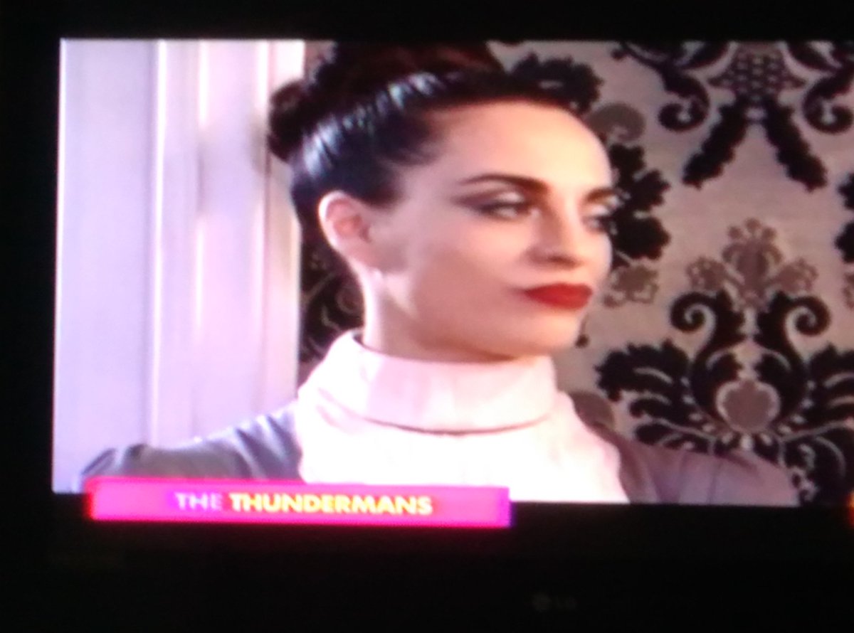 MisIdolos_4ever's tweet photo. #HeidiBienvenidaACasa @florsbeny  feliz de verte de nuevo en la tele siempre me haces reír :) https://t.co/rw1WALDhnp