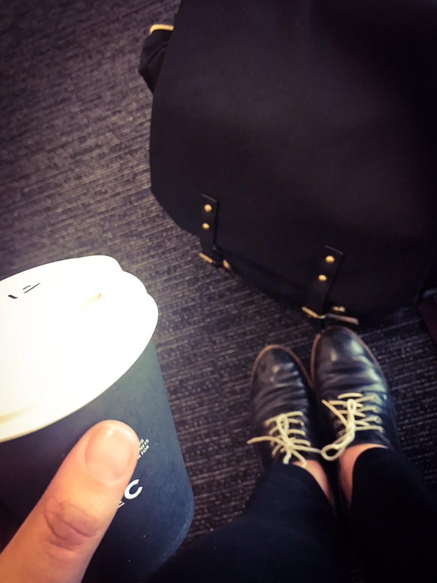 Rhi_lani's tweet photo. TFW you spend two hours waiting at your desk for @australian bureau to turn up to work, but there's no paper tomorrow...😶 #goodfridayfail https://t.co/FpPT2bMtIl