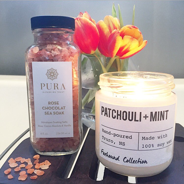 Mid week #bath bliss. A crackling <a href="/shopfoxhound/">Foxhound</a> #candle &amp; all natural <a href="/PuraBotanicals/">Pura Botanicals</a> #rose #chocolat sea soak.🛀🏼
