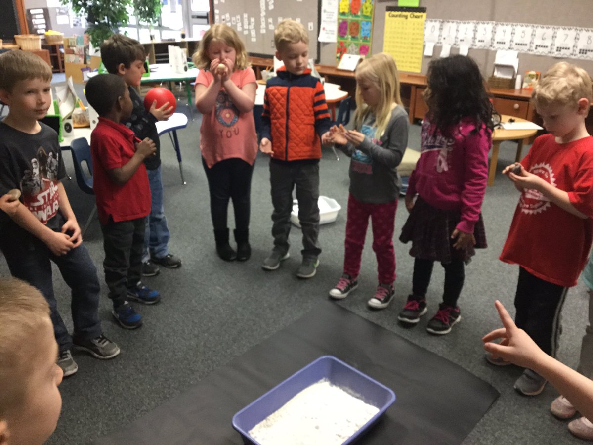 Kmegan_gapinski's tweet photo. 🤔🔎diff objects 2make craters on 'moon'- led to👏🏼 convo related2wt/ht/speed/force"You gotta do it higher-it gets more speed" #kinderphysics 😀 https://t.co/IMFcC6tlGw