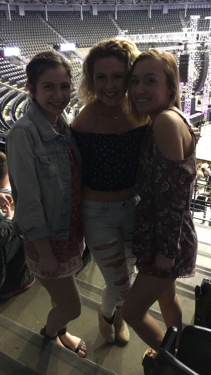 mack_t13's tweet photo. Hunter Hayes with my babes💕 #kfdi17 @HunterHayes https://t.co/eJIUEP5ka3