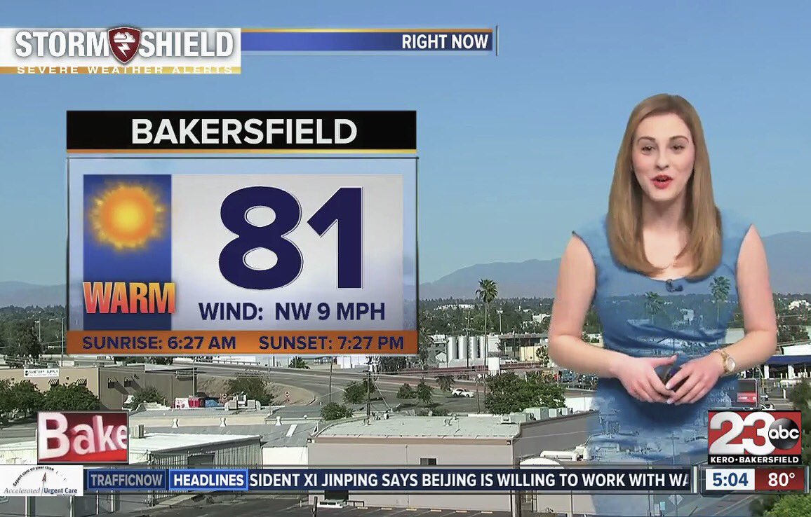 leahhanono's tweet image. When you realize you&apos;re see-through 👏🏼👏🏼 #rookiemistake #butitsturquoise #greenscreenproblems #weatheranchor #tvnews #bloopers #23ABC
