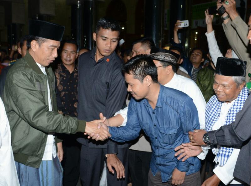 KemensetnegRI's tweet photo. Presiden @jokowi menunaikan ibadah Shalat Subuh berjamaah bersama warga Bandung di Masjid Raya Bandung (13/4) https://t.co/JKwgOHJmRe