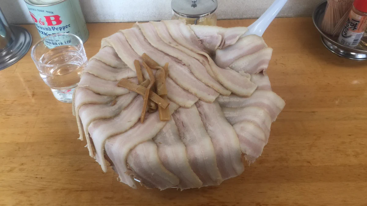 さすがにやり過ぎｗ青森のチャーシュー麺のインパクトがやばいｗｗｗ