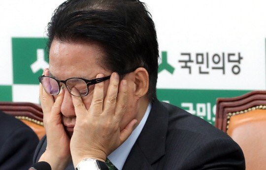 과태료 2000만원.

선관위는 트위터에 양자대결시 안철수 45.9% 문재인 43.0%p 오착범위 안에서 안철수 후보가 역전했다고 미등록 여론조사 트위터 공개한 국민의당 박지원 대표에게 과태료 2000만원을 부과했습니다.