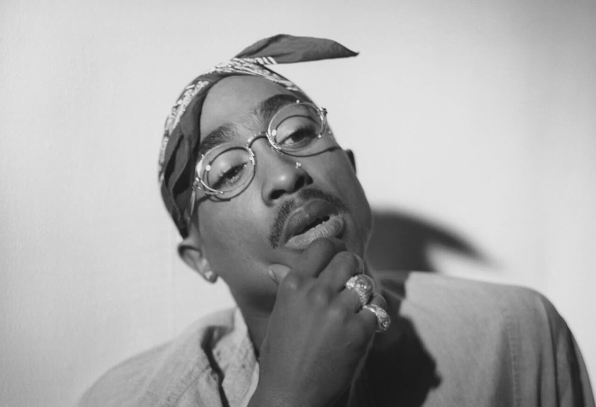 TupacShakurLC's tweet photo. This is a look https://t.co/MNZVv7V1mK