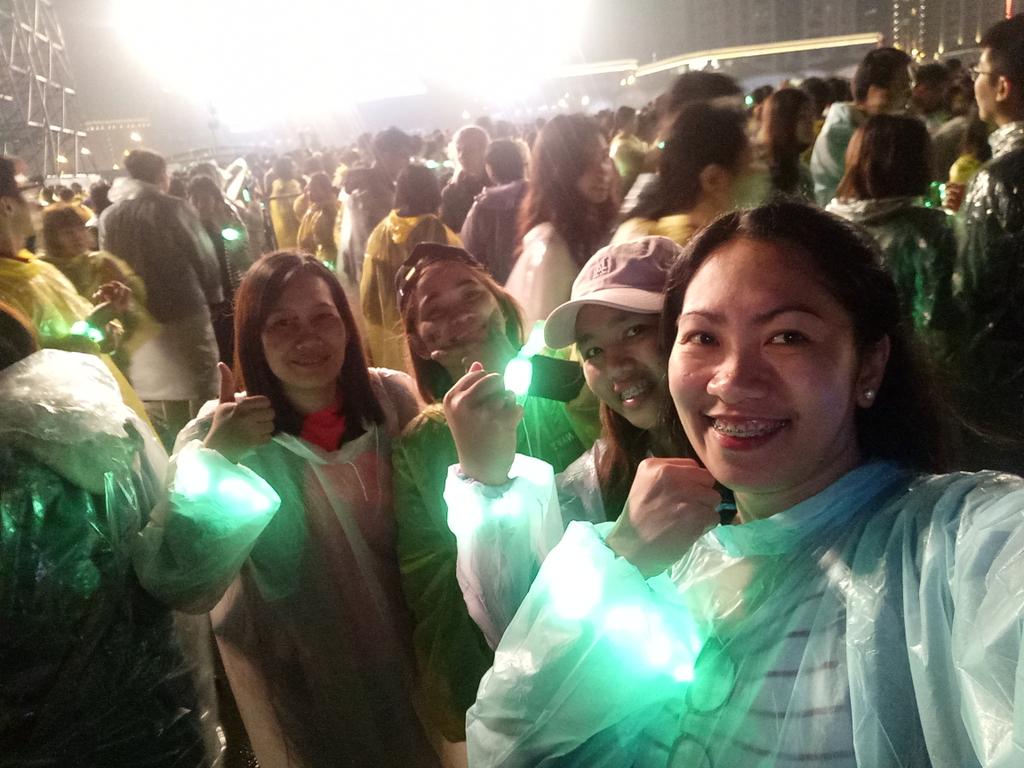 tintindearroz85's tweet photo. We're prepared...no rain can't stop us๐
#ColdplayTaipei
#AwesomeNight
#WithCrazyFriends https://t.co/r9NjfpQ6Bk