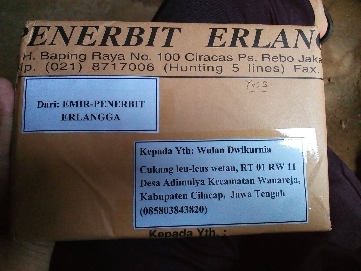 twomoon_grace's tweet photo. Terimakasih paketan hadiahnya sudah mendarat dengan selamat kak 😍 @emirbooks  sukaaaa banget 😊😊
Semoga makin sukses ke depannya 💪💪 https://t.co/V3KZqHWrX3