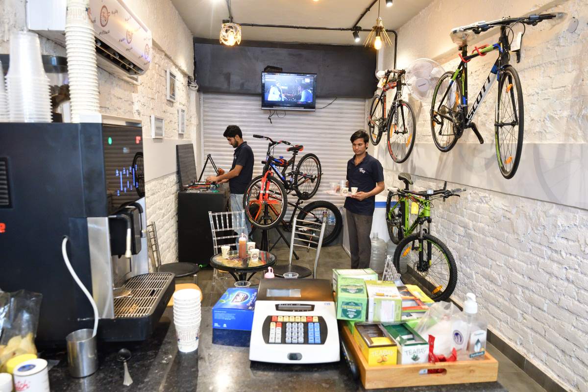 jhandewalan cycle market shops