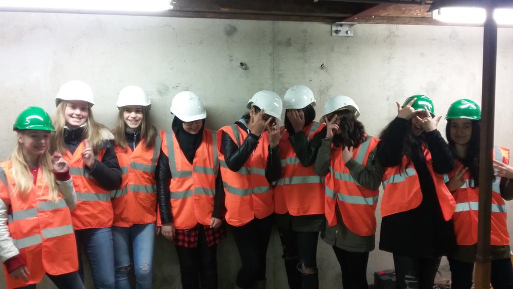 Stadsbeheer010's tweet photo. Hoe leuk: meiden tonen hoe interessant werken met #techniek is. O.a. #Willemsbrug en #Basisinformatie. #girlsday17 https://t.co/PPjspbmMvK https://t.co/p4H4zK2um3