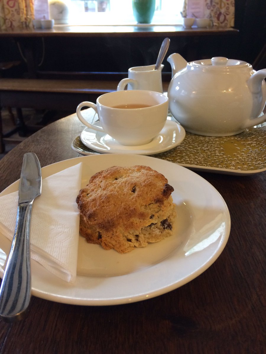 GenEllis's tweet photo. @BritonsArms  Gorgeous garden, beautiful blossom, superb scones (hot cross bun flavour today). Couldn't be better. https://t.co/Fz3EpxRuHa