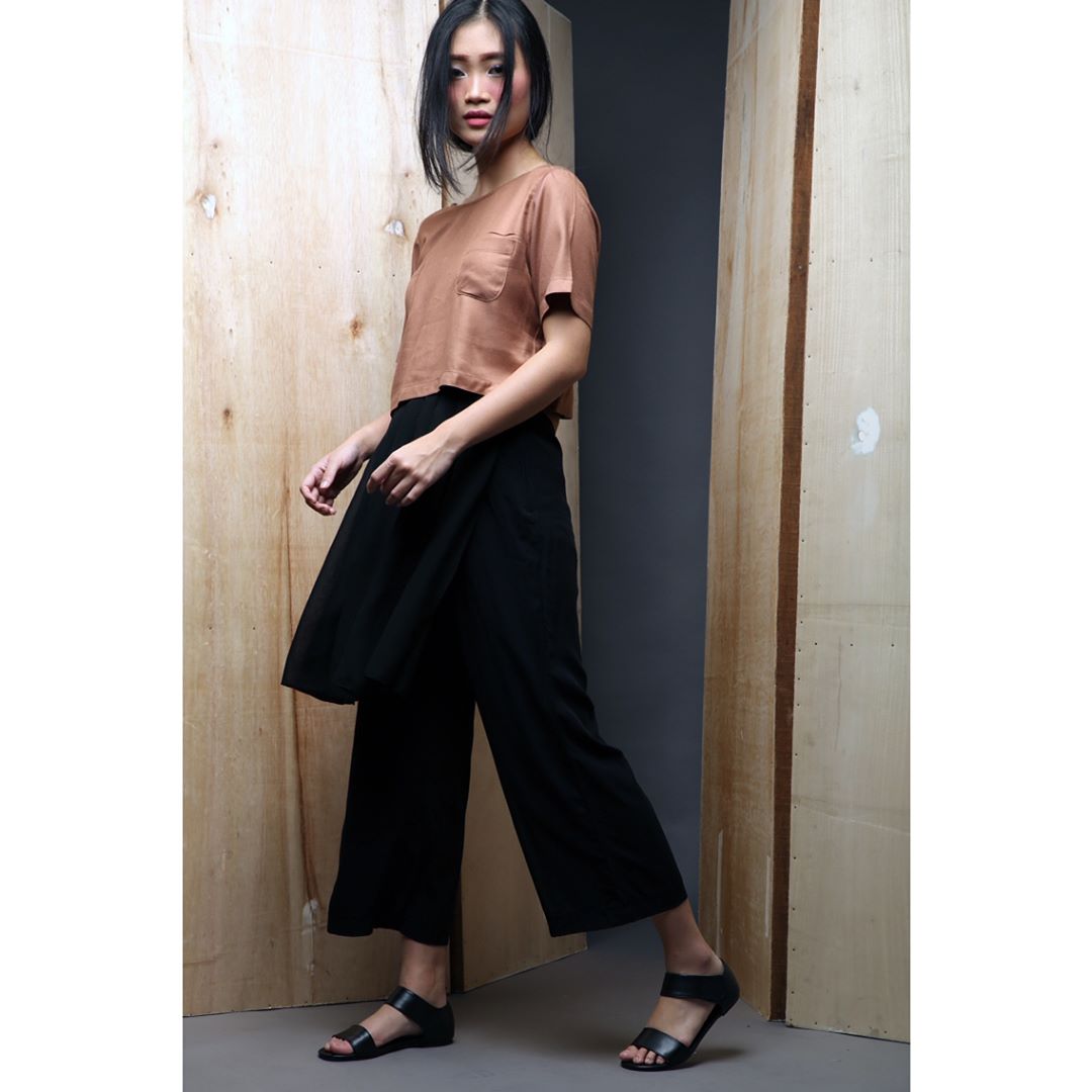 Mitha Pants by Clastudio, Rp 259.000. Shop: whatwelike.co/brands #fashion #onlineshop #pants #trouser #trousers #croppedpants