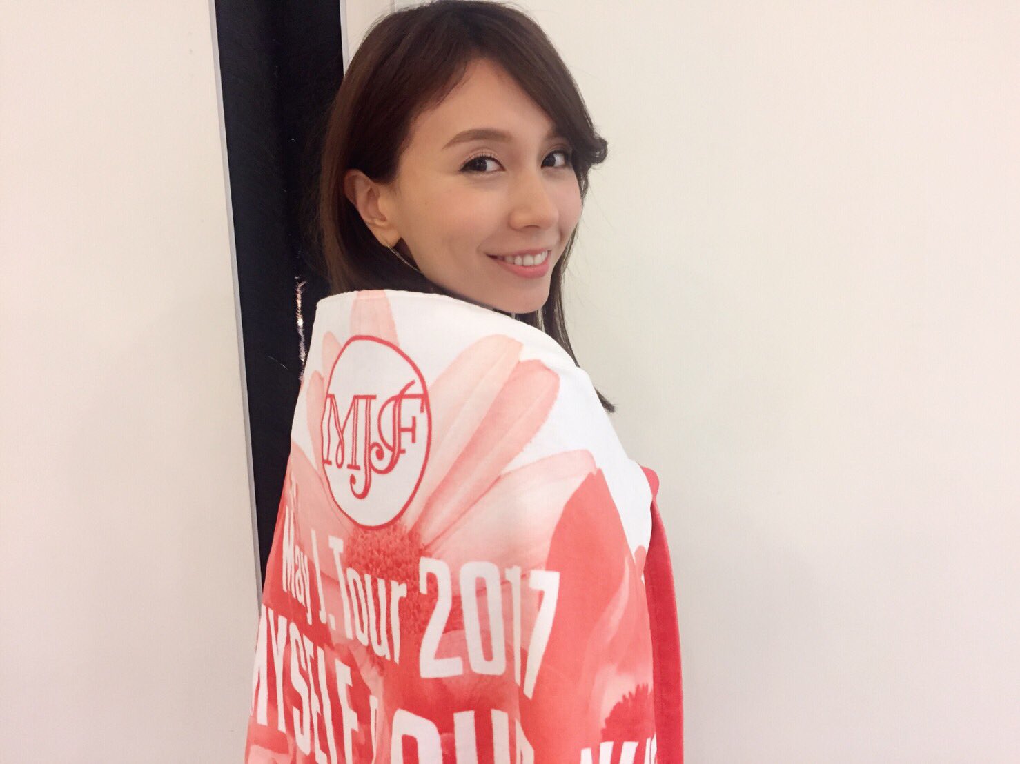 May J Staff Mjf限定で先行販売されているツアーグッズのバスタオルをmayちゃんも可愛い と広げていました 皆様この機会にぜひチェックしてみてください May J Family Official Shop T Co Ko3hkvbwbz T Co 1bi7qxmtdr Twitter