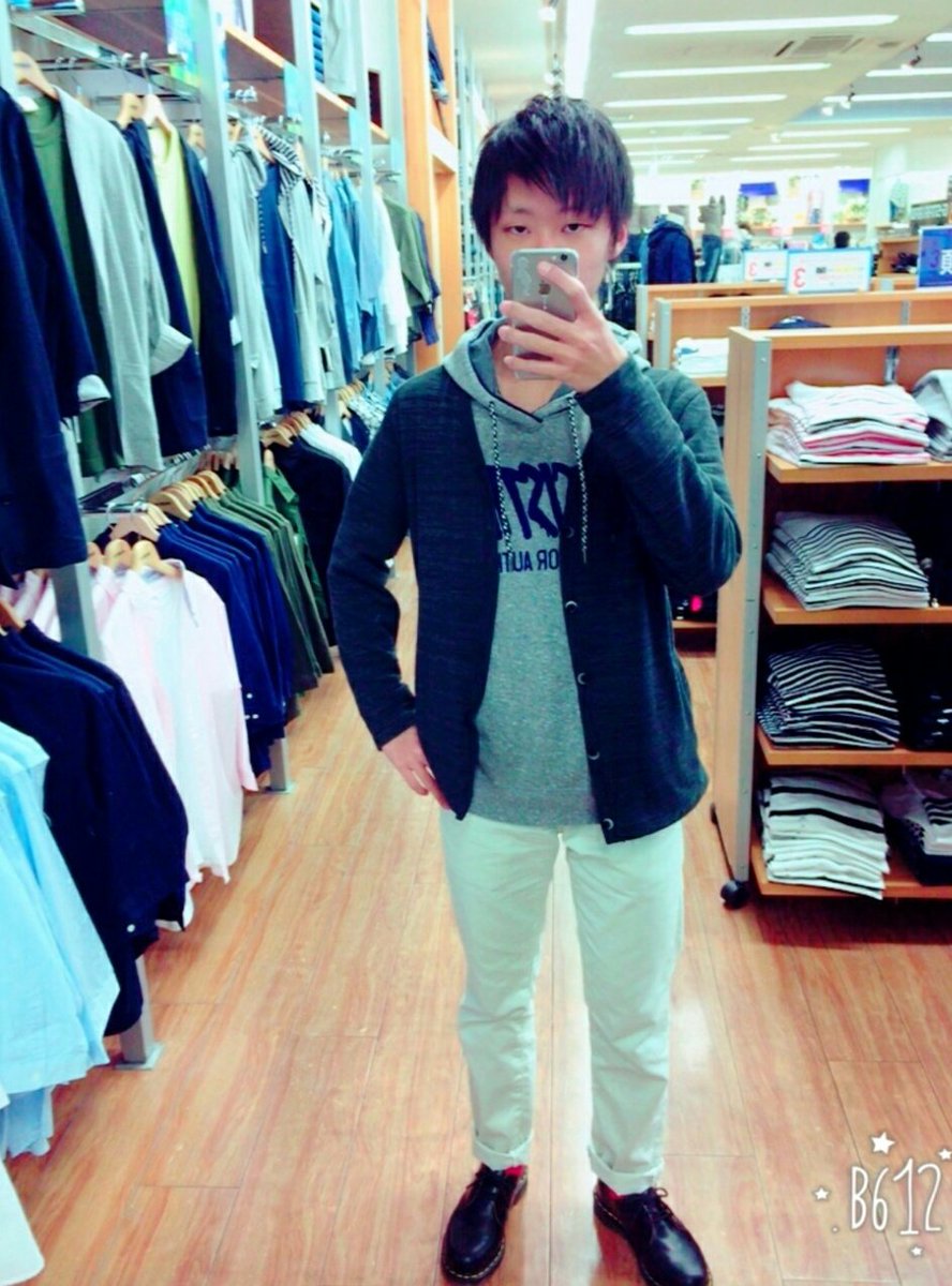 sore_nise's tweet photo. 白のパンツ履く人大体ダサい説 https://t.co/E8qwma7nfz