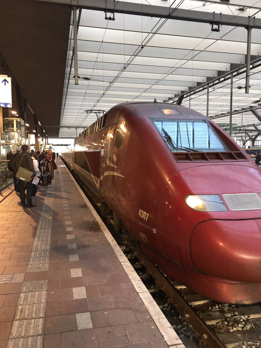 faguo's tweet photo. En route pour Paris, @ashgenesis @webaaz @CyrilleGrandval et le #zendday17 https://t.co/1kMUUxaMKi