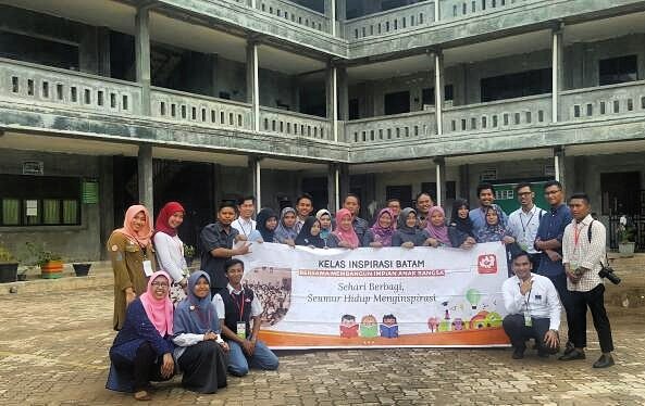 KI_Batam's tweet photo. Relawan SDN 008 Sei Beduk berphoto bersama dengan guru-guru dan kepsek #kib8 https://t.co/dqHog1dNTx