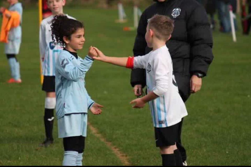 Proper Grassroots this morning, how can anyone not love this. 

No coin to flip Rock Paper Scissors it is them 😀👏⚽️👊🏼
