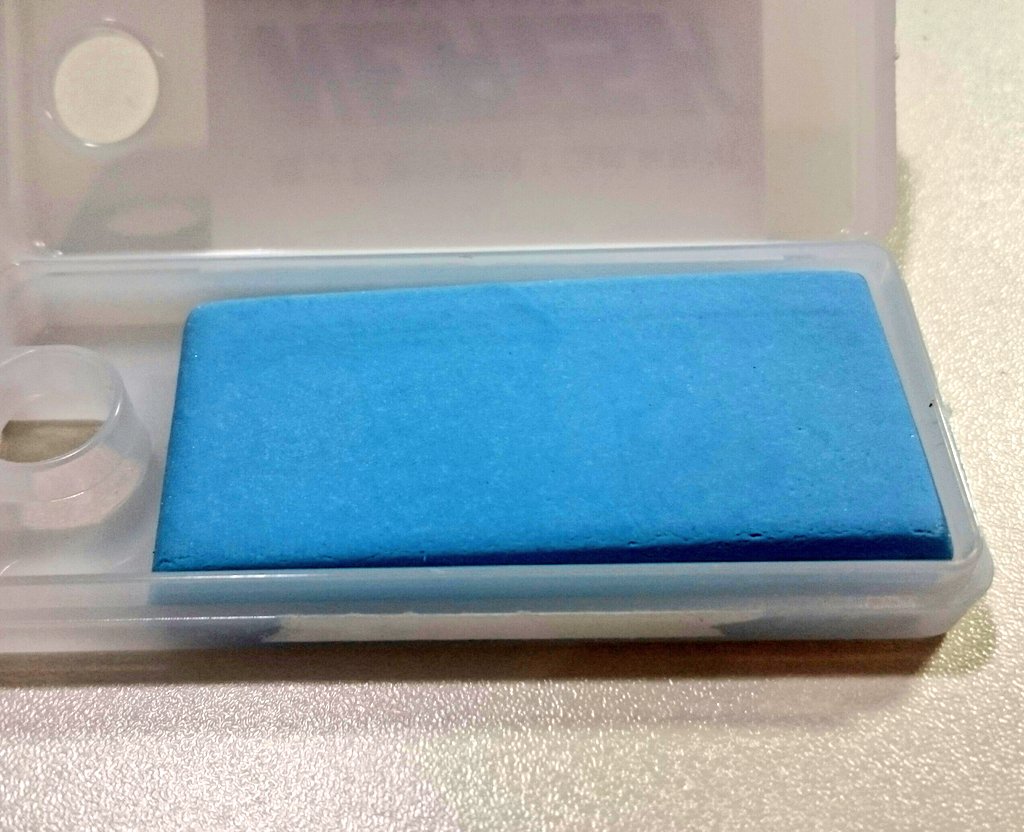 朱凰 カワグチ 工具と言うにはアレですが100均の ねりケシ 鉄ヤスリや紙ヤスリは勿論 スポンジヤスリやパーツに付着した削りカスも全てキレイに取り除く事ができる上 撮影時の固定 塗装時のマスキング補助や持ち手への接着等々使い道は色々 安い