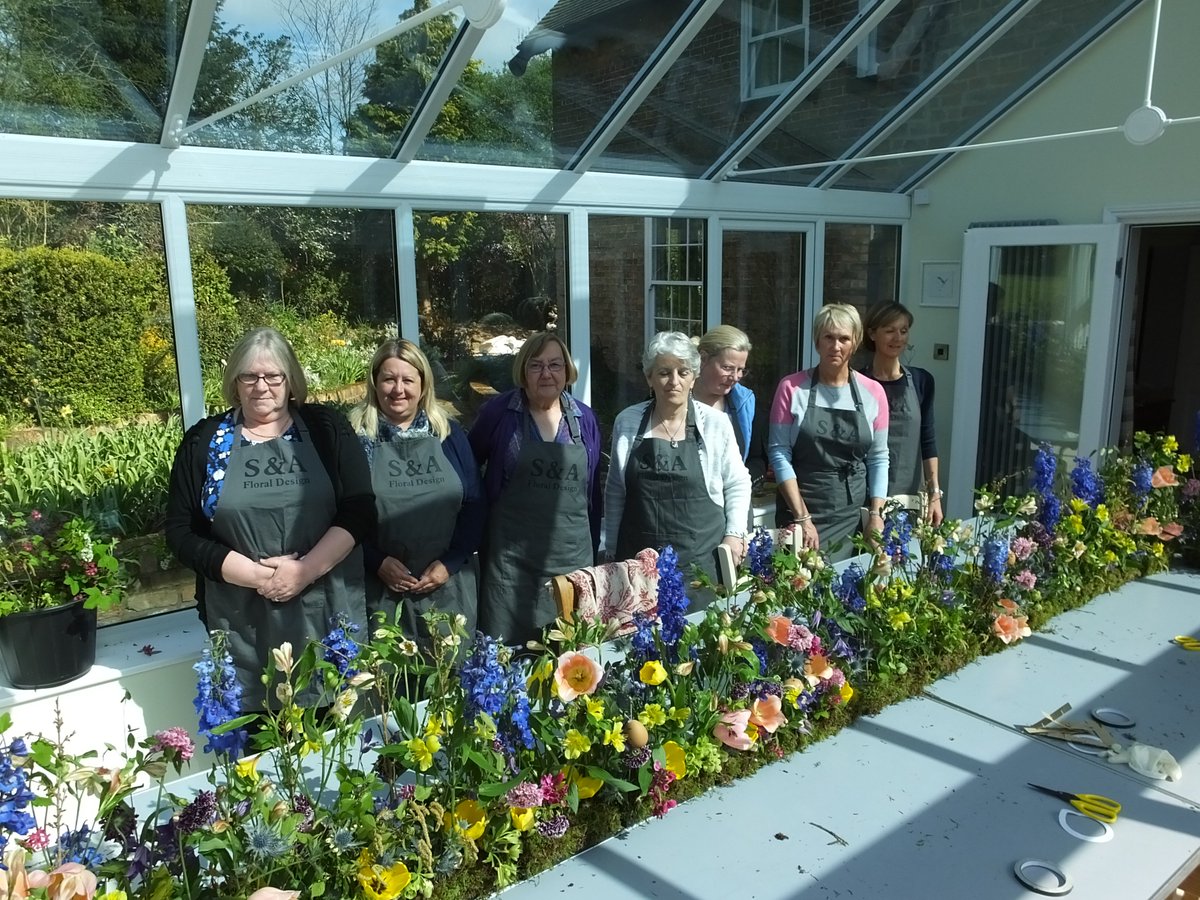 ShirleyMDee's tweet image. What a wonderful day flower arranging. #flowerclasses #flowerschool  #timberlandflorist
