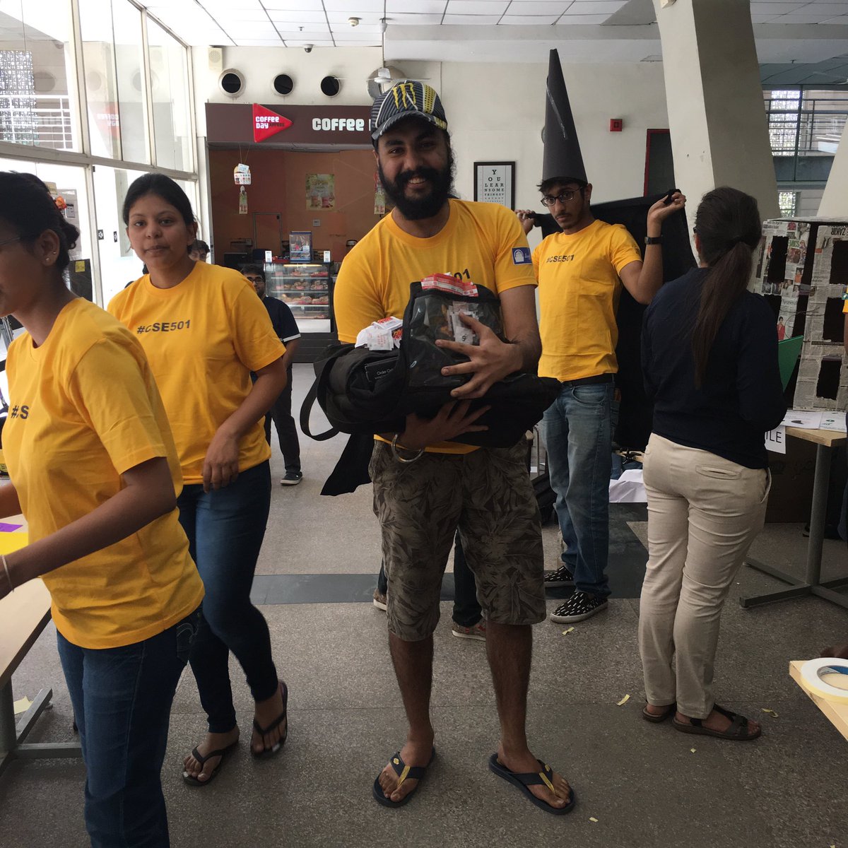 ponguru's tweet photo. Lazy Pizza Is serving free pizza now! #BBI2017 #cse501 @IIITDelhi https://t.co/tyvE292Dur
