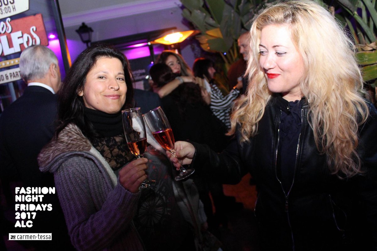 carmentessa's tweet photo. Gente guapa en nuestra primera #FashionNight!  #carmentessa #marcasaludable #copity @modanovaevents https://t.co/jW3idiLbJY