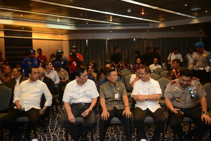 KemenPariwisata's tweet photo. Menko Maritim, Menpar, Menhub &amp; Gub. Bali menghadiri penyambutan kedatangan perdana cruise ship Pacific Eden di Pelabuhan Benoa Bali. 13/04 https://t.co/9mWhKqHl2A