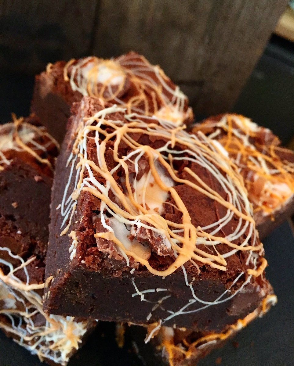 Picture perfect...Creme Egg! 

#brownie #brownies #browniepeople #chocoholic #chocolate #sweet #treat #cafe #coffee #tea #cremeegg #cake