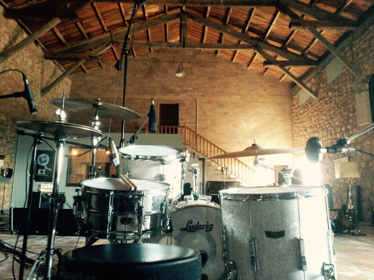 Aftermaths, dieciséis canciones, un día, punto.