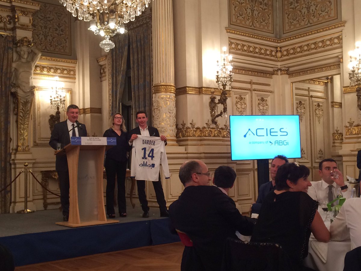 ABGI_group's tweet photo. Maillot porte par @SergiDarder adjugé à @FDebauge de @ACIES_ABGIgroup ! Félicitations à "Le rêve des Lucioles" #fier @OL https://t.co/q773hjp13A