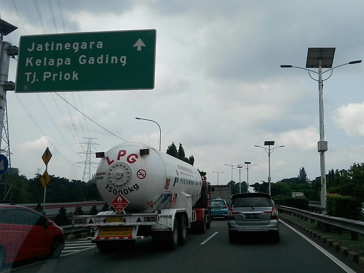radenaryosigit's tweet photo. Tol arah Kebon Nanas - Jatinegara padat merayap @TMCPoldaMetro @LMJakarta https://t.co/knRkOlJeQH